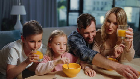 Familie-Frühstückt-Vor-Dem-Laptop.-Nette-Leute,-Die-Einen-Videoanruf-Zu-Hause-Machen.