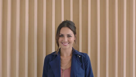 Retrato-En-Cámara-Lenta-De-Una-Hermosa-Joven-Morena-Corriendo-De-La-Mano-Por-El-Cabello-Sonriendo-Alegre-Disfrutando-De-Un-Estilo-De-Vida-Exitoso