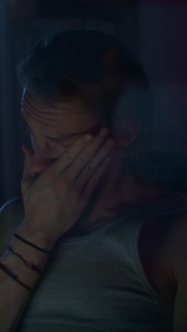 primer plano de un hombre en la oscuridad