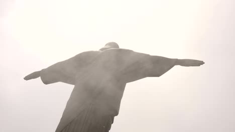 la estatua del cristo redentor en río de janeiro brasil en condiciones nubladas