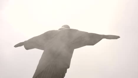 巴西里奧的基督救世主雕像 (rio de janeiro) 在的天氣下