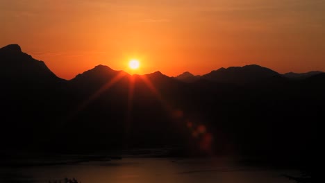 夕陽在加達湖的山脈後面