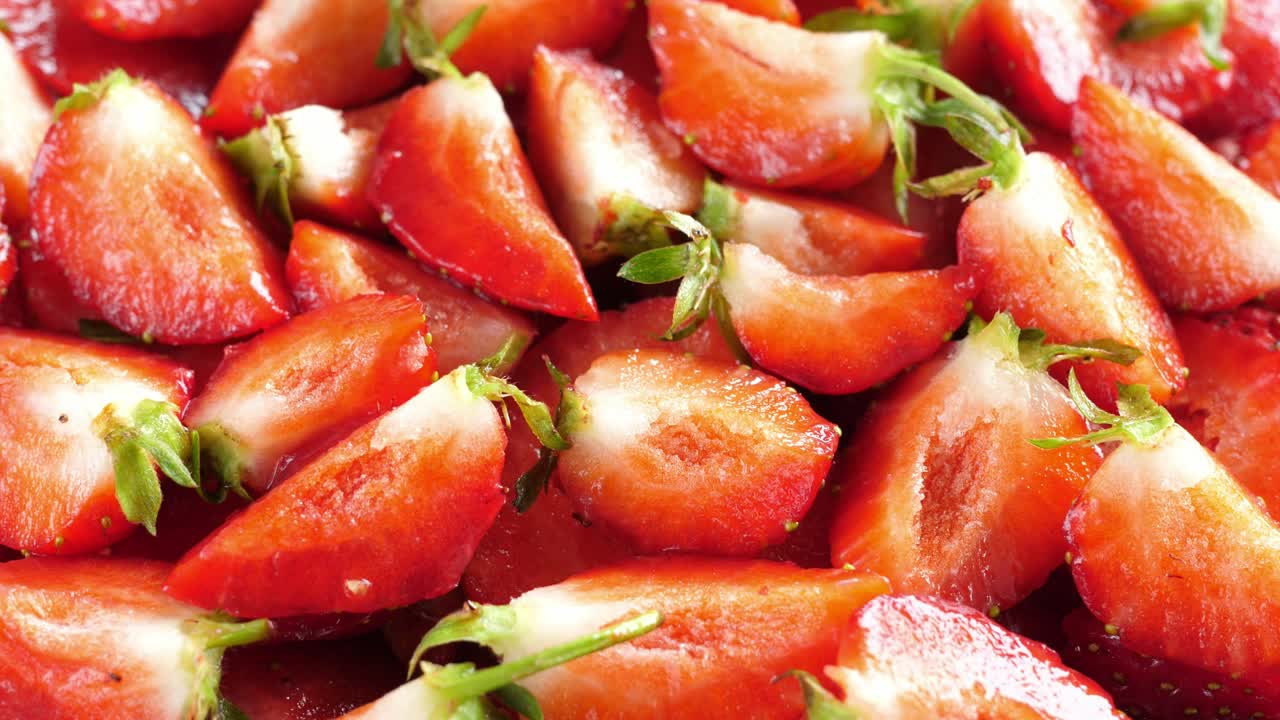 딸기 딸기를 4 분으로 잘라서 회전 회전