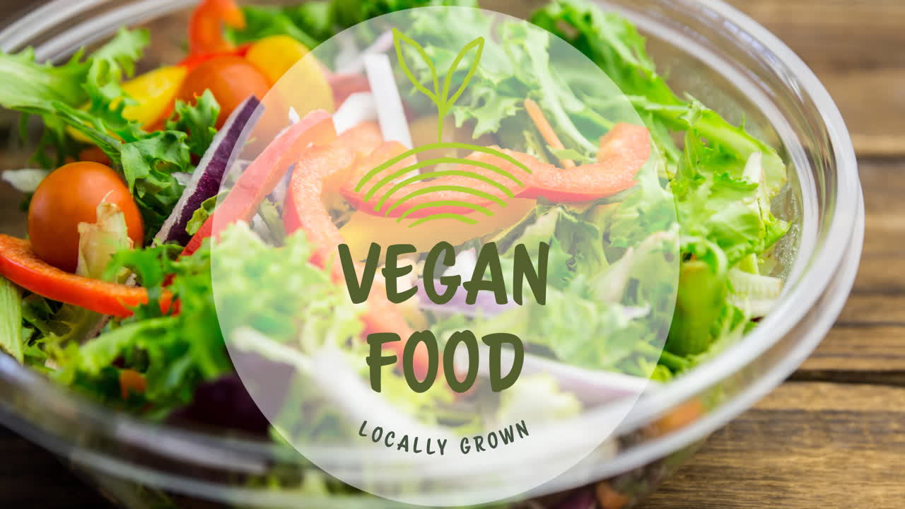 지역적으로 재배 된 채식주의 음식의 애니메이션 녹색 텍스트, 나무판에 신선한 러드 그 위에