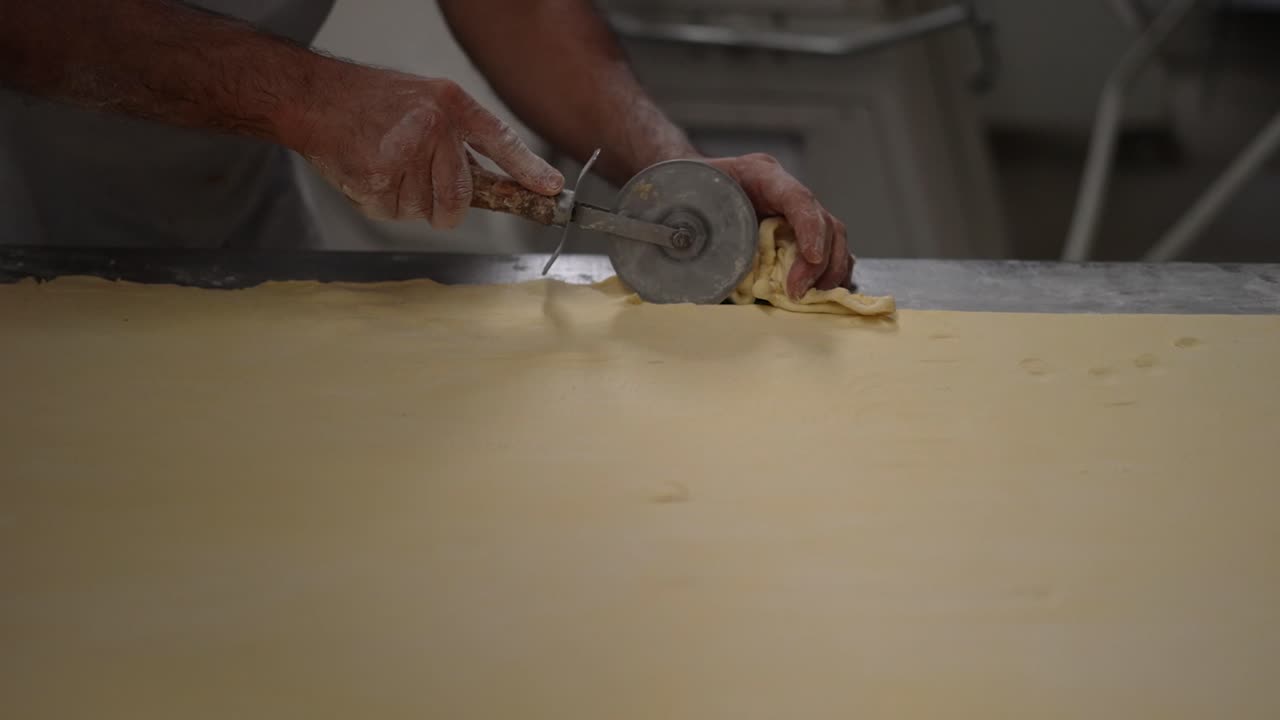 manos de panadero, panadería artesanal, panadero haciendo pan y pasteles, amasando masa, cortador de ruedas