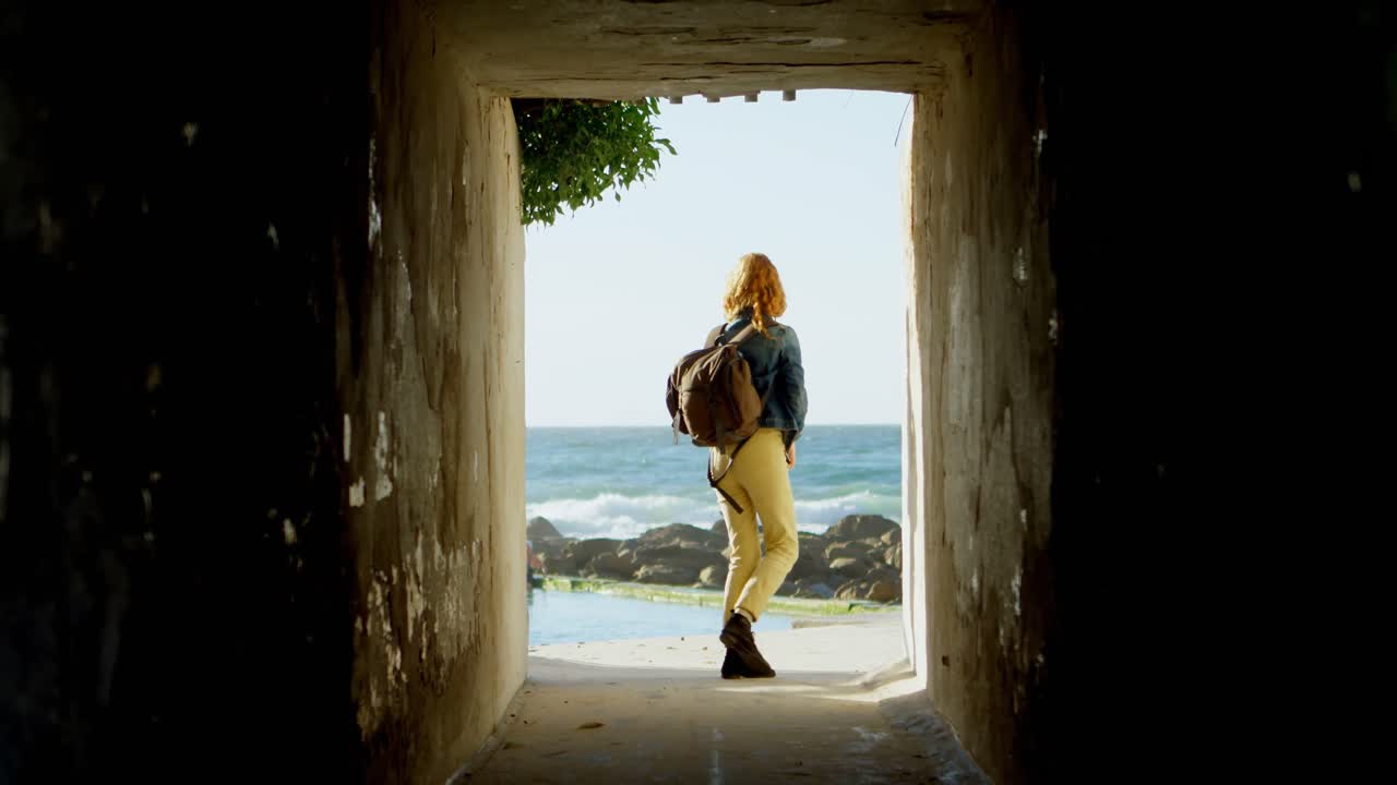 해변 4k에서 휴대 전화로 셀카를 찍는 여자