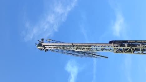 video de lapso de tiempo vertical de la antena militar que se configura y se expande automáticamente