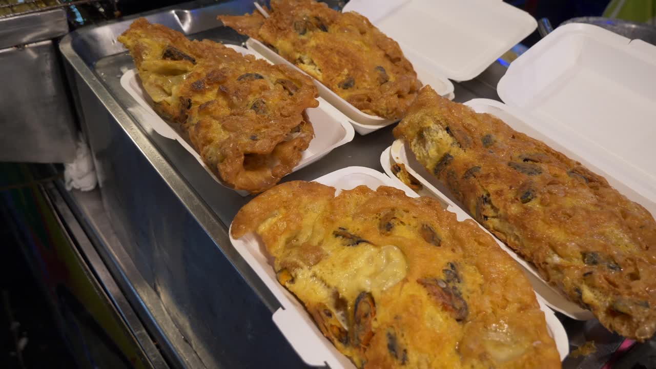 태국 야시장 길거리 음식 레스토랑에서  ⁇ 긴 굴 팬 케이크 오멜 ⁇