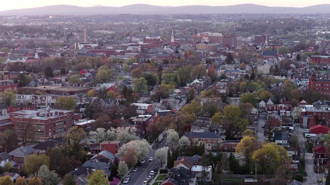 Incantevole città americana in primavera con alberi in fiore, tetti e strade del centro, che cattura quartieri tranquilli e un classico paesaggio urbano degli Stati Uniti. Ampia ripresa aerea. York, PA