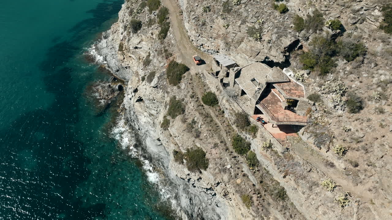 increíble casa construida en los acantilados costeros, cap de creus, españa