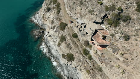 Unglaubliches-Haus-Auf-Den-Klippen-Der-Küste,-Cap-De-Creus,-Spanien