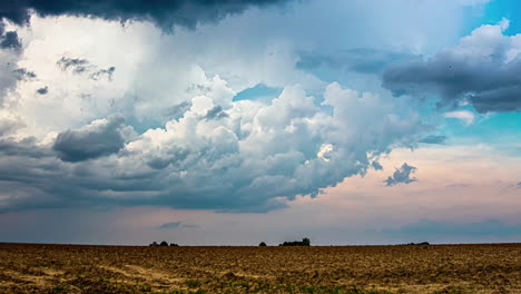 Un-Siniestro-Timelapse-Del-Cielo-En-Un-Campo-Agrícola