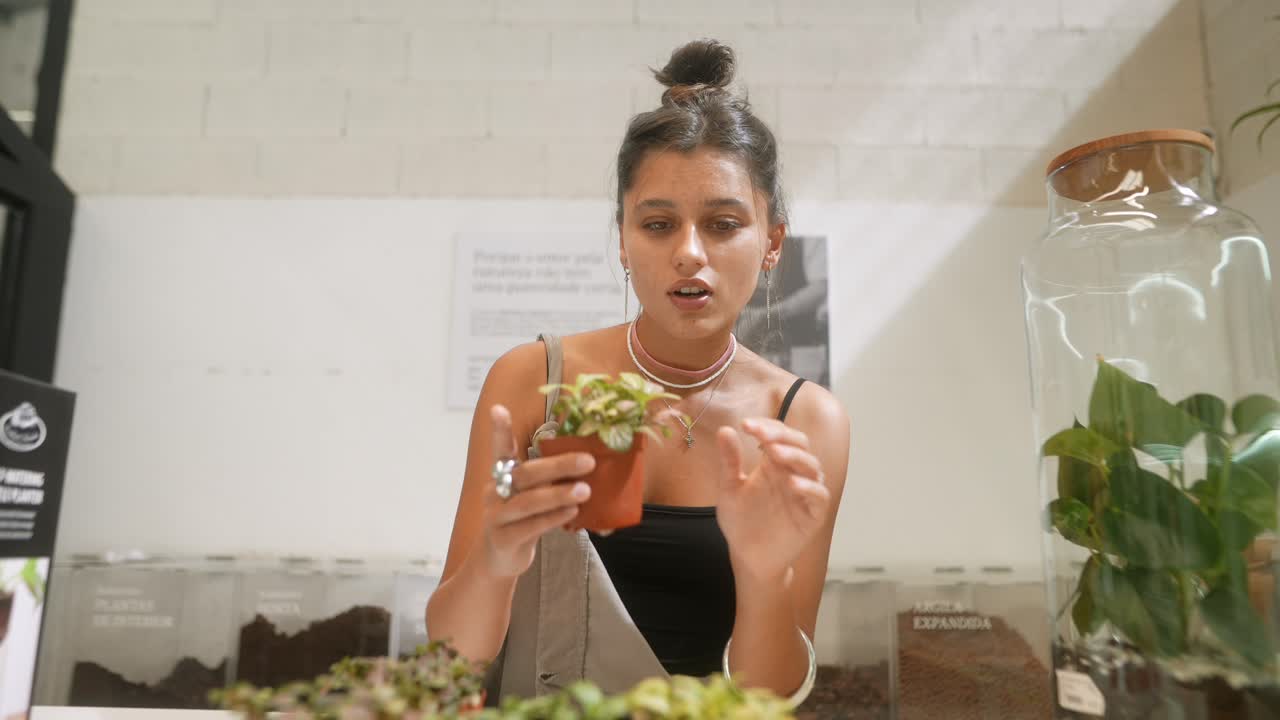Mujer comprando plantas de interior en una tienda de vida sostenible