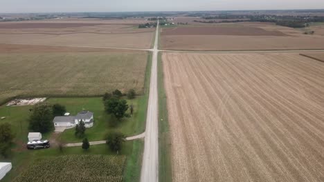 Überführungsansicht-Aus-Der-Luft,-Die-Einer-Schotterstraße-Zu-Einer-Kreuzung-Mit-Einer-Zweiten-Schotterstraße-Im-Ländlichen-Iowa-Folgt