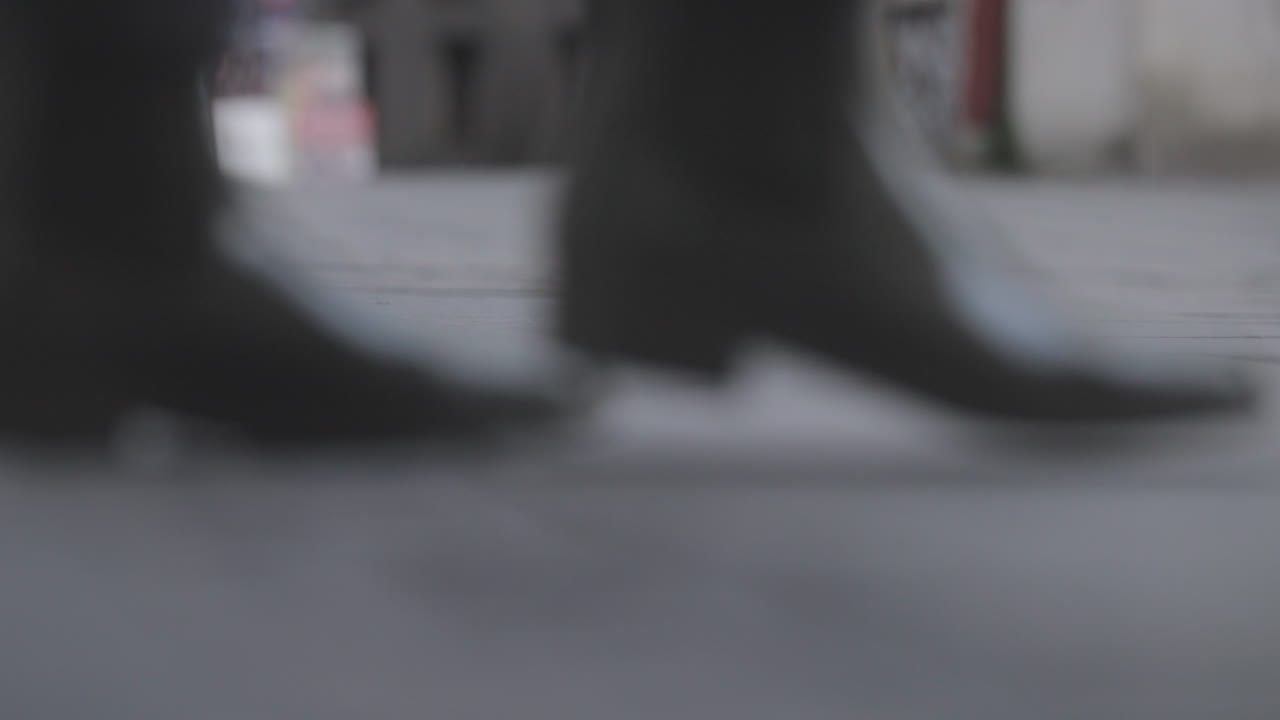 도시 거리에서 고 있는 사람