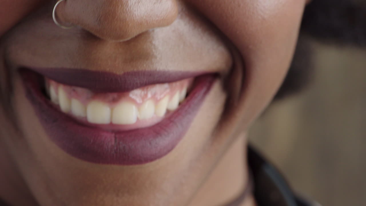 cerca labios de mujer afroamericana sonriendo boca feliz mostrando dientes sanos
