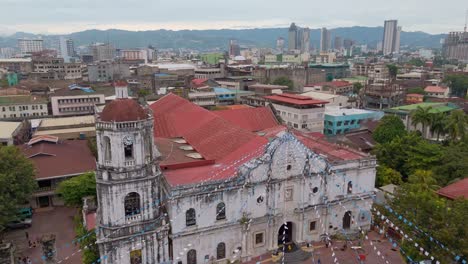 Catedral-Metropolitana-De-Cebú-Durante-La-Celebración-Con-Fondo-De-Paisaje-Urbano