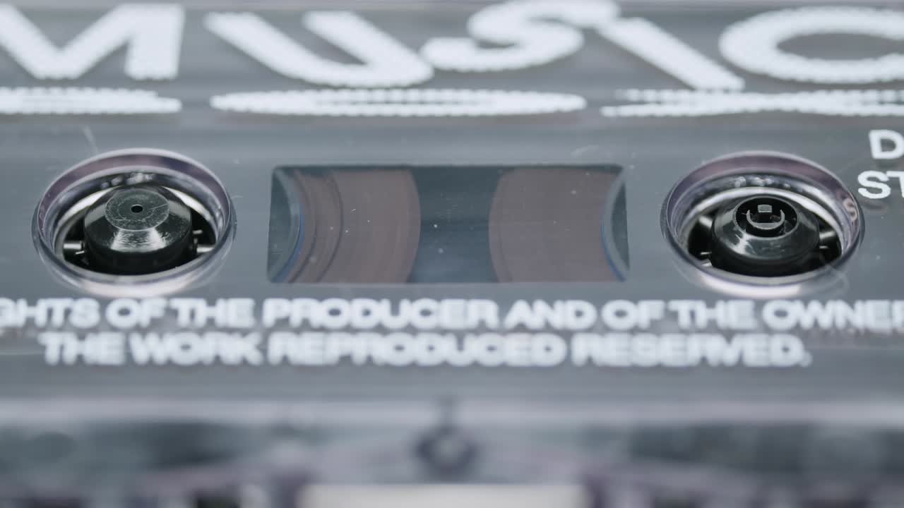 cassette de audio vintage de cerca. mecanismo de rebobinado. jugador de audio portátil.