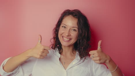 mujer sonriente dando pulgares hacia arriba