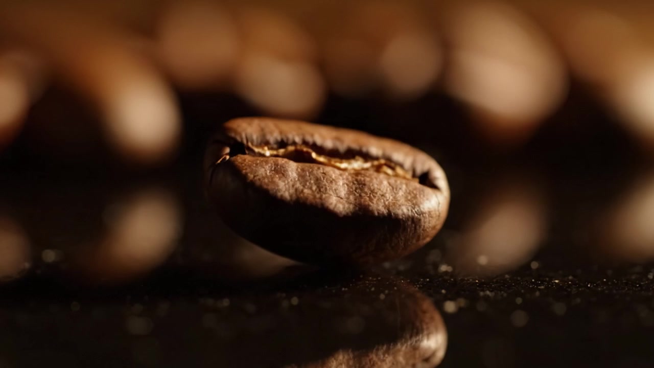Et fængslende nærbillede af kaffebønner, der viser deres tekstur og farvevariation, fanget i to billeder, der fremhæver overgangen fra rå til ristede bønner.