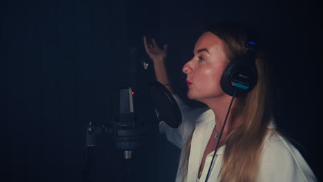 cantante femenina en el estudio de grabación