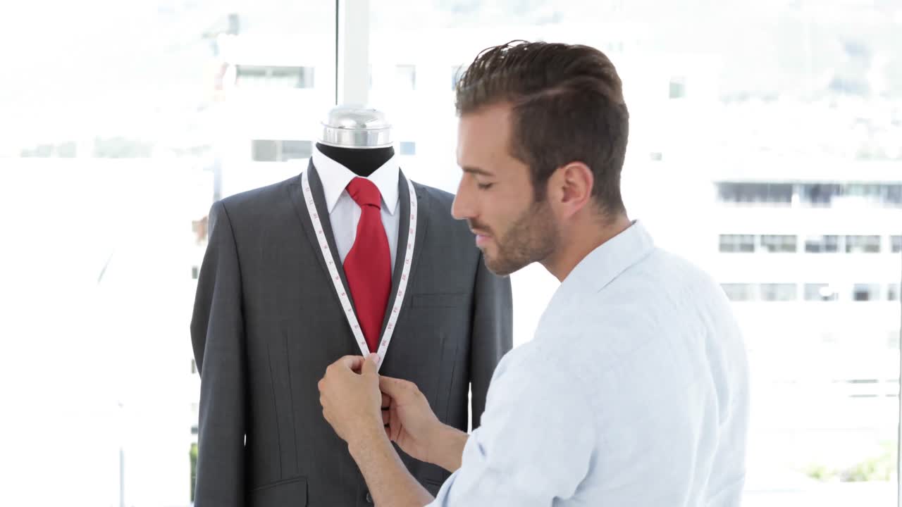 매니킨에 있는 예쁜 맞춤형 측정복