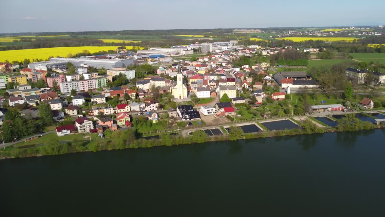 hermoso verano en el pueblo europeo - vista de campo verde en el fondo de las casas de campo