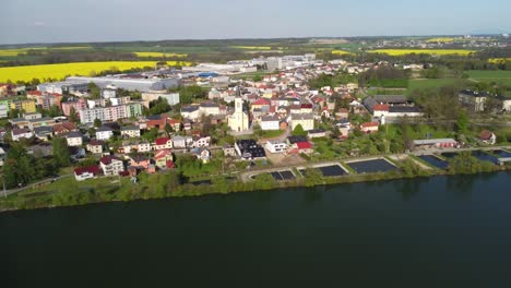 Hermoso-Verano-En-El-Pueblo-Europeo---Vista-De-Campo-Verde-En-El-Fondo-De-Las-Casas-De-Campo