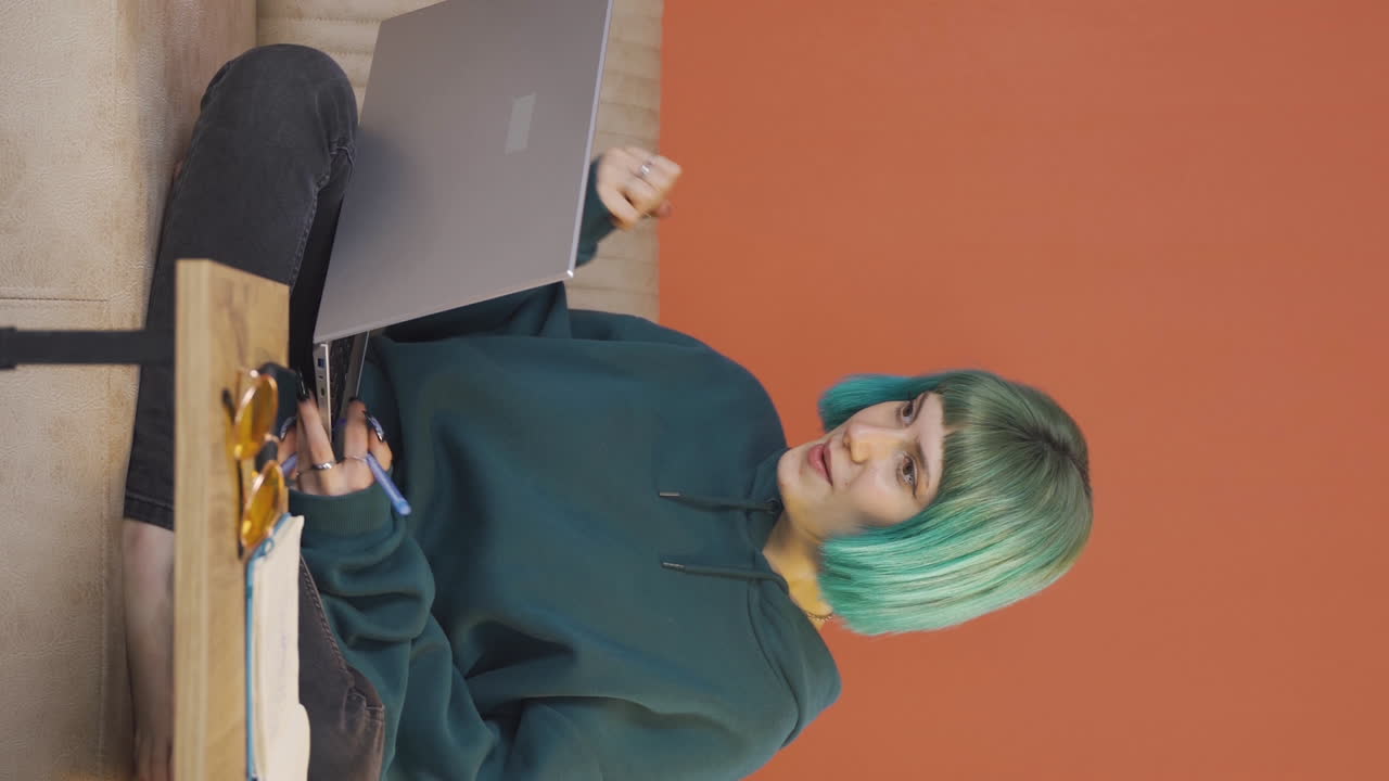 el video vertical de una joven exitosa es feliz.