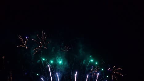 hermosa exhibición de trabajo de fuego colorido por la noche para la celebración en el festival