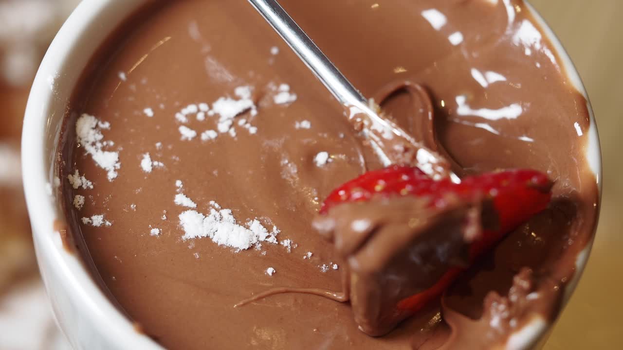 Immergere una Fragola Fresca nella Fonduta di Cioccolato Fuso