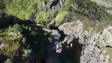 Una-Vista-Aérea-De-La-Cascada-En-El-Río-En-El-Valle-Rocoso