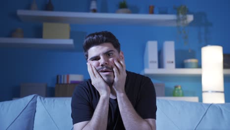 un joven con trastorno mental se está volviendo loco.