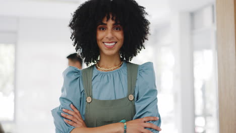 Rostro,-Liderazgo-Y-Mujer-Negra-Con-Los-Brazos-Cruzados