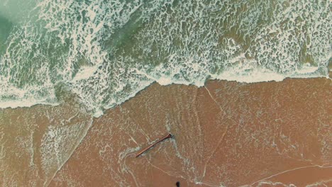 ondas aéreas de 4k en el camión de drones de playa a la izquierda
