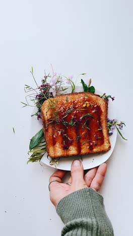 arreglo de tostadas florales