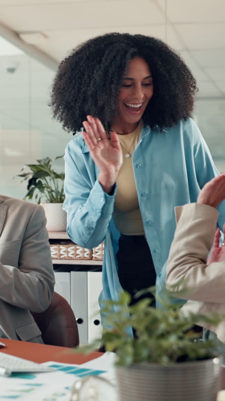 Mulheres de negócios felizes comemorando o sucesso com um high-five em reunião no escritório