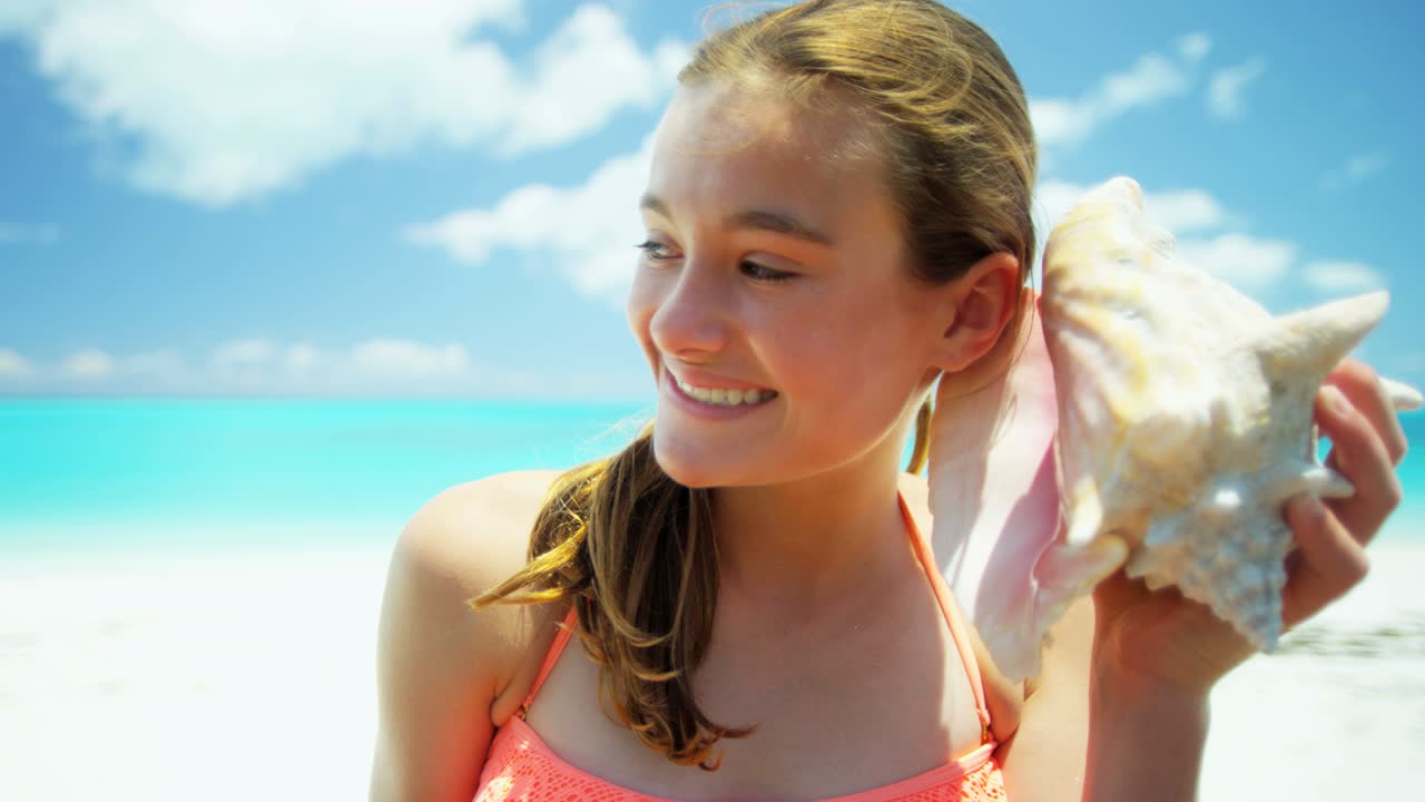 해변 에 있는 십대 의 초상화