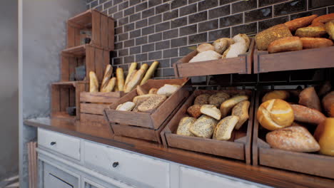 Frisches-Brot-Auf-Regalen-In-Der-Bäckerei