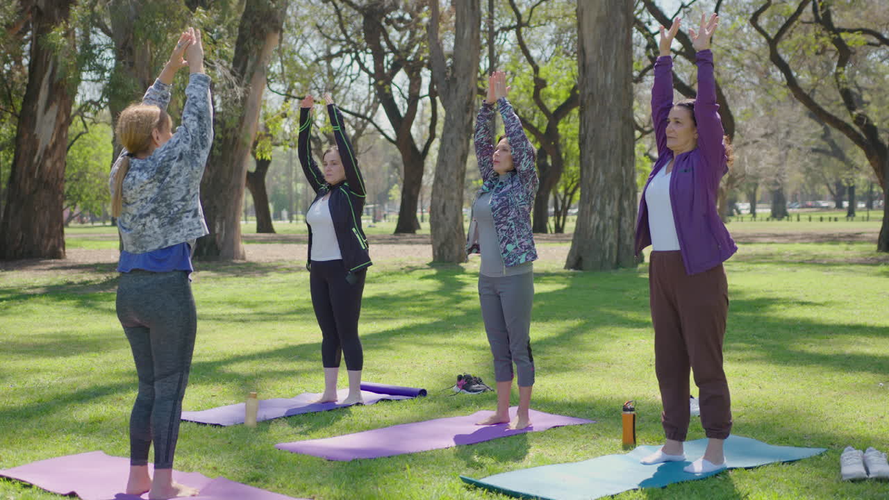 sesión de yoga en grupo en un parque