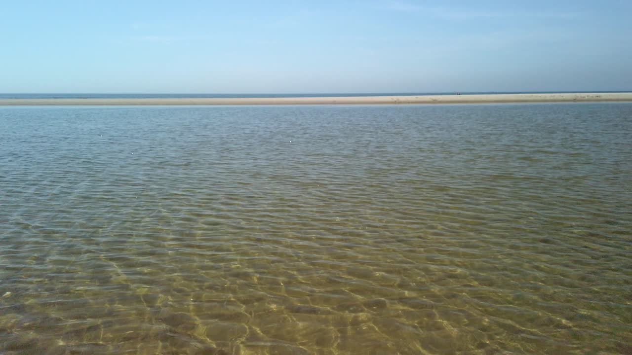 네덜란드 zeeland 북부 바다의 해안선과 물 - 4k60
