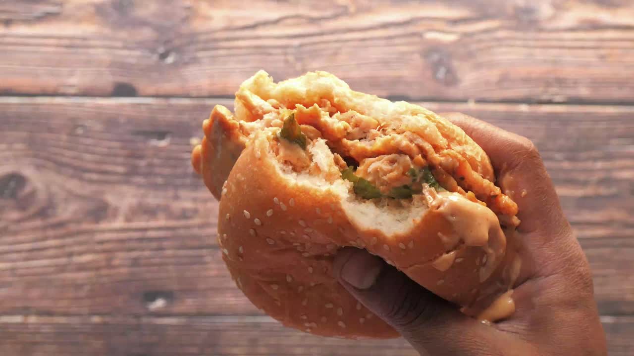 맛있는  버거를 들고 있는 손