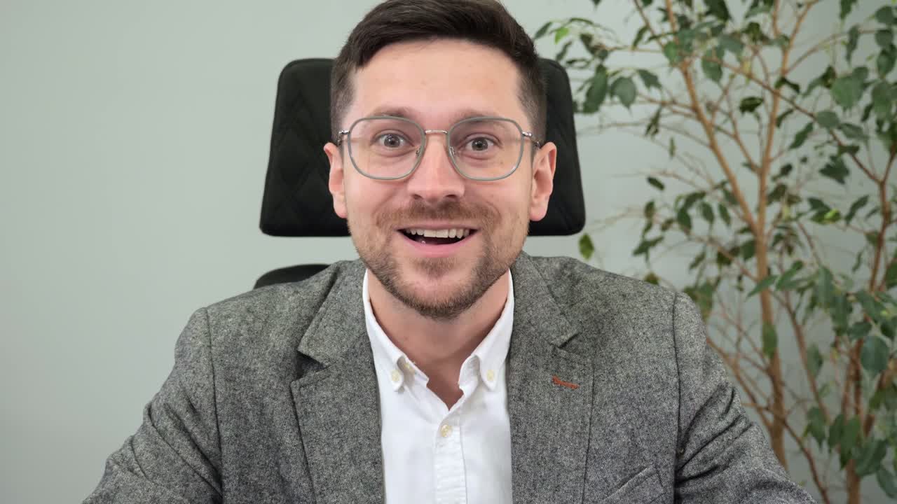 hombre asombrado mirando la cámara web del portátil diciendo wow conmocionado. retrato de empresario asombrado, rostro masculino abriendo la boca ojos de sorpresa, sintiendo shock alegría interés, recibe buenas noticias inesperadas.