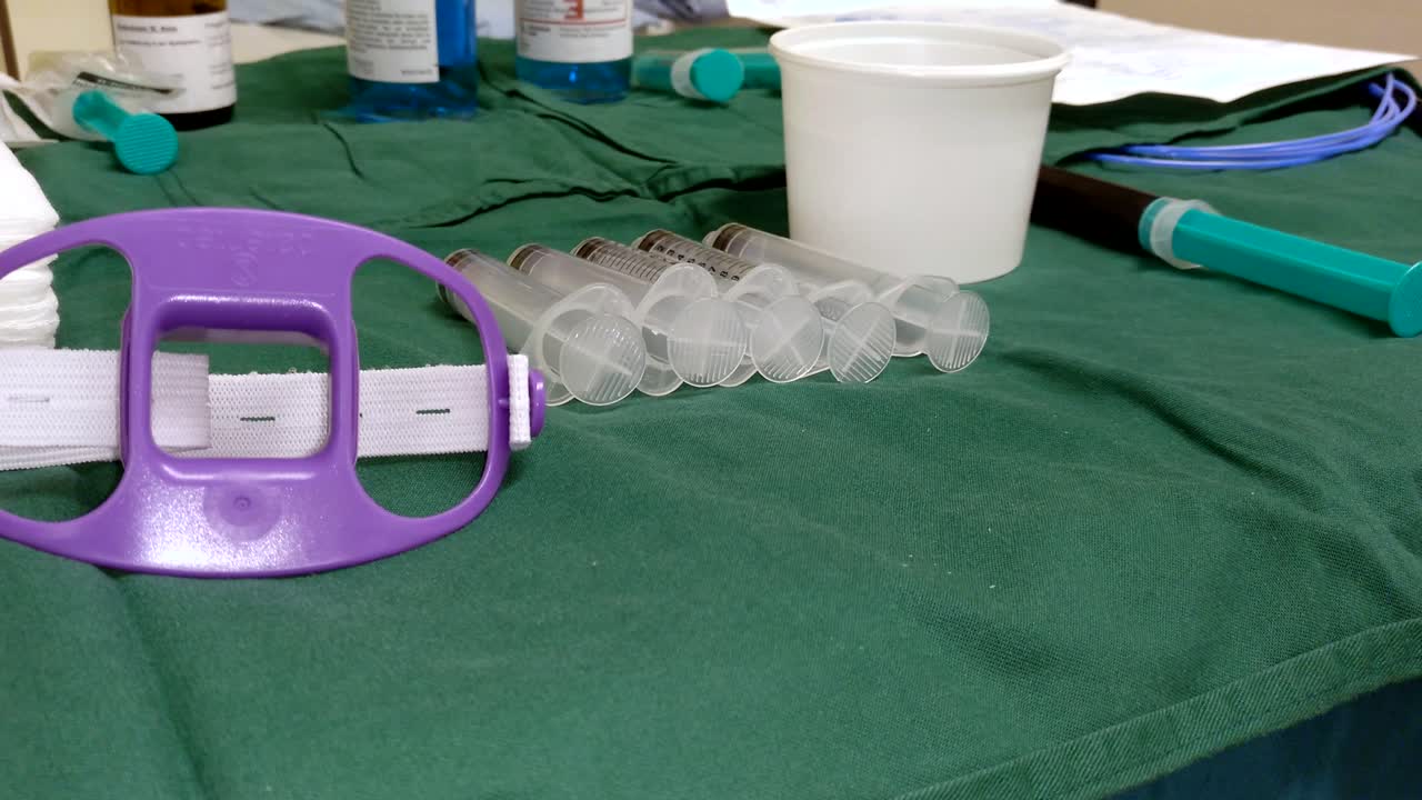 mouth insert as a tool for a stomach flushing operation