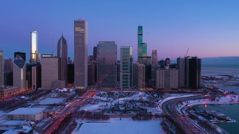 el horizonte urbano de chicago en el crepúsculo de la mañana en invierno. vista aérea. estados unidos