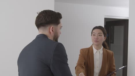 여성 면접관이 사무실에서 면접을 본 후 사무실을 떠나는 부정적인 남성 후보자