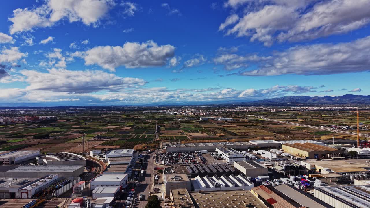 Costruzioni e industria in Spagna sotto un cielo limpido