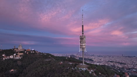 Turm-Torre-De-Collserola-Auf-Dem-Tibidabo-Hügel,-Barcelona,-Spanien,-Luftaufnahme