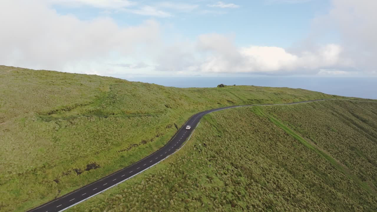 플로레스 아조레스의 산악 도로에서 자동차 운전의 다음, 공중