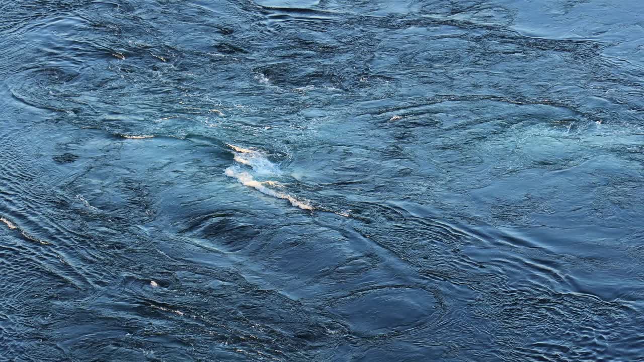 Joen ja meren vesiaallot kohtaavat toisensa nousu- ja laskuveden aikana